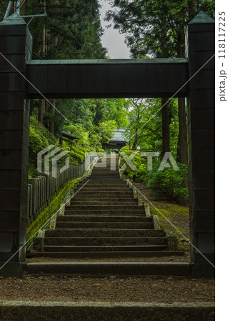 日本 長野県松本市にある牛伏寺の山門へと向かう参道 日本 長野県松本市にある牛伏寺の山門へと向かう参道 118117225