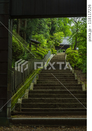 日本 長野県松本市にある牛伏寺の山門へと向かう参道 日本 長野県松本市にある牛伏寺の山門へと向かう参道 118117226