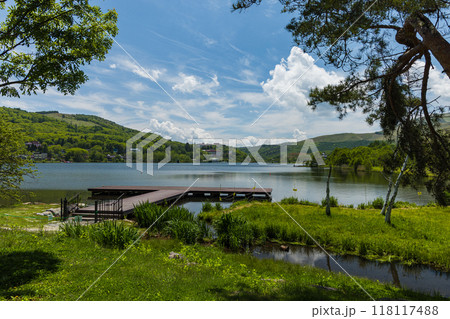 日本 長野県北佐久郡立科町にある白樺湖と新緑に囲まれた湖畔の風景 日本 長野県北佐久郡立科町にある白樺湖と新緑に囲まれた湖畔の風景 118117488