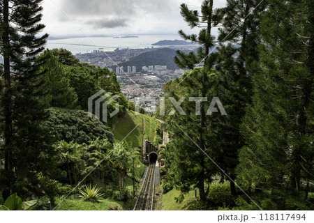 熱帯の山の上に続く線路：ペナンヒル 118117494