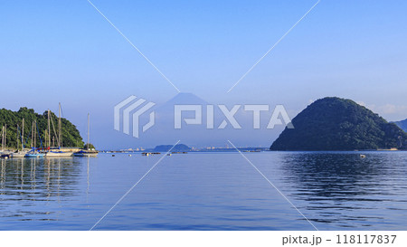 西伊豆から見た駿河湾越しに望む夏富士 118117837
