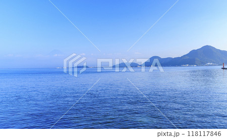 西伊豆から見た駿河湾越しに望む夏富士 118117846
