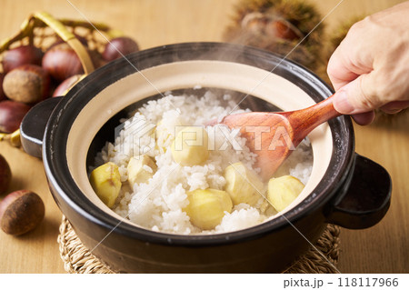 土鍋で炊いた栗ご飯 土鍋で炊いた栗ご飯 118117966