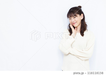 笑顔で考えている女性 118118138