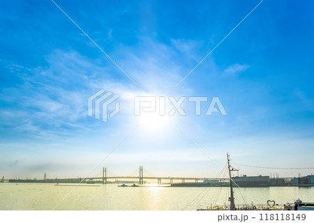 横浜の都市風景 夏・早朝のベイブリッジ 横浜の都市風景 夏・早朝のベイブリッジ 118118149
