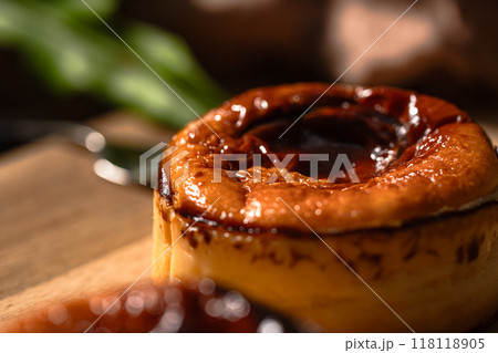 バスクチーズケーキのクローズアップ。焦げ目が美しい質感を引き立てる甘い焼き菓子のディテール 118118905