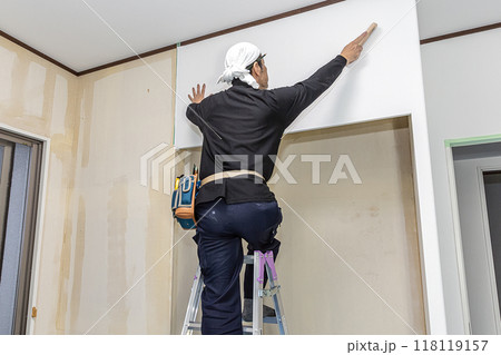 マンションのリフォーム　クロス張り替え　職人 118119157