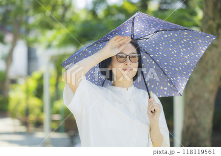 日傘をさす女性 118119561