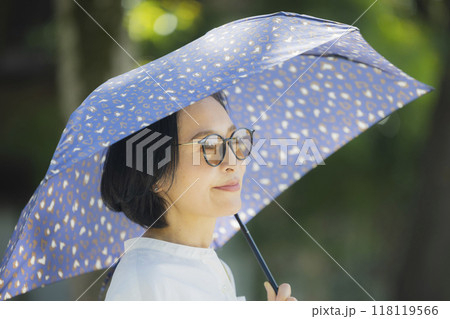 日傘をさす女性 118119566