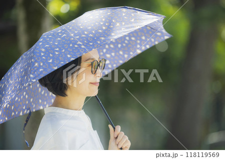 日傘をさす女性 118119569