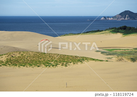 夏の鳥取県 浦の鳥取砂丘から馬の背で飛ぶパラグライダーを臨む 夏の鳥取県 浦の鳥取砂丘から馬の背で飛ぶパラグライダーを臨む 118119724
