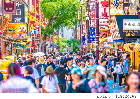 日本の横浜都市景観 9月だが暑さ続く…横浜中華街。コロナ禍前と変らない賑わい…マスク姿は消えた＝7日 118120268