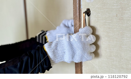 両開きの押し入れを開ける軍手をした手元 両開きの押し入れを開ける軍手をした手元 118120792