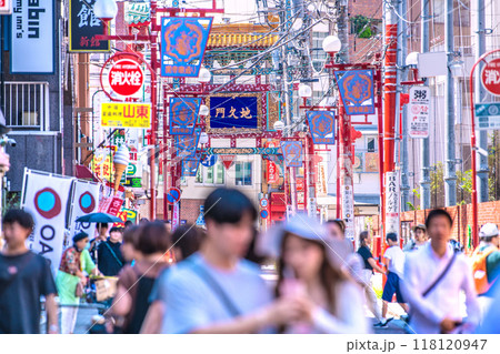 日本の横浜都市景観 9月。カップルらで賑わう横浜中華街・関帝廟通り。奥は地久門（「関帝廟道」）＝7日 118120947
