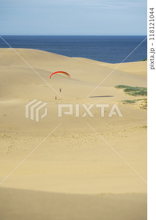 夏の鳥取県 鳥取砂丘の馬の背で飛ぶパラグライダー 夏の鳥取県 鳥取砂丘の馬の背で飛ぶパラグライダー 118121044