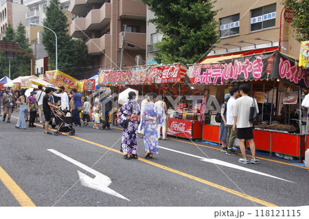 祭りの縁日で出揃った露店を楽しみながら品定め。友達や家族で賑やかに 118121115