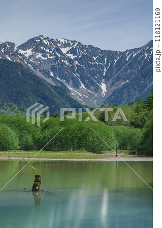 日本 長野県松本市安曇にある山岳景勝地の上高地 新緑に囲まれた大正池と後ろに見える穂高連峰 日本 長野県松本市安曇にある山岳景勝地の上高地 新緑に囲まれた大正池と後ろに見える穂高連峰 118121169