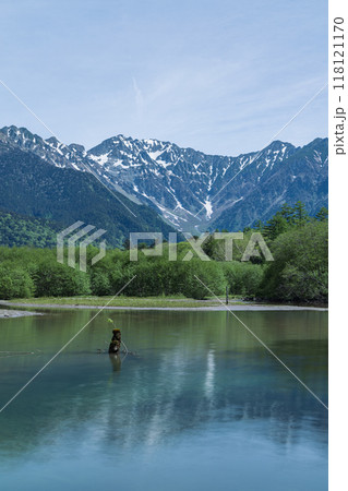 日本 長野県松本市安曇にある山岳景勝地の上高地 新緑に囲まれた大正池と後ろに見える穂高連峰 日本 長野県松本市安曇にある山岳景勝地の上高地 新緑に囲まれた大正池と後ろに見える穂高連峰 118121170