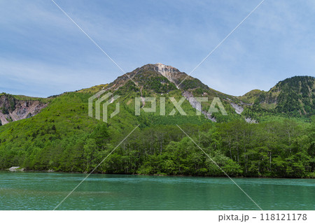 日本　長野県松本市安曇にある山岳景勝地の上高地　新緑に囲まれた大正池と後ろに見える焼岳 118121178