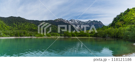 日本 長野県松本市安曇にある山岳景勝地の上高地 新緑に囲まれた大正池と後ろに見える穂高連峰 日本 長野県松本市安曇にある山岳景勝地の上高地 新緑に囲まれた大正池と後ろに見える穂高連峰 118121186