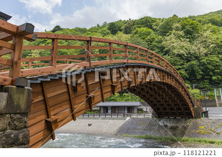 日本　長野県塩尻市奈良井にある中山道の宿馬町、奈良井宿の奈良井川に架かる木曽の大橋 118121221