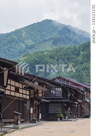 日本　長野県塩尻市奈良井にある中山道の宿馬町、奈良井宿の町並み 118121232