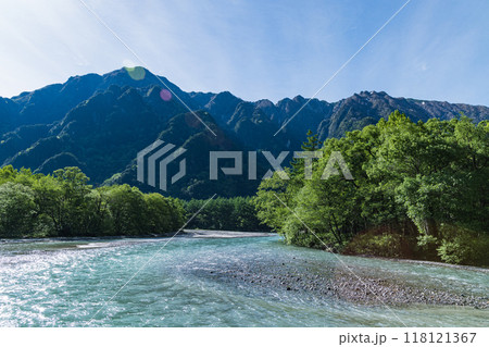 日本　長野県松本市安曇にある山岳景勝地の上高地　新緑に囲まれた梓川と後ろに見える六百山 118121367