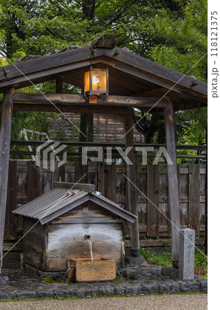日本　長野県塩尻市奈良井にある中山道の宿馬町、奈良井宿の水場 118121375