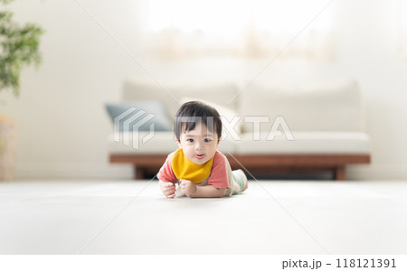ずりはいする0歳の男の子 ずりはいする0歳の男の子 118121391