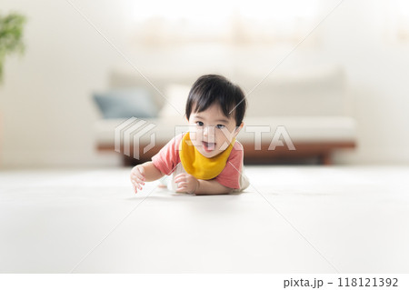 ずりはいする0歳の男の子 ずりはいする0歳の男の子 118121392