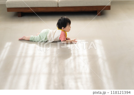 ずりはいする0歳の男の子 ずりはいする0歳の男の子 118121394