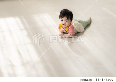ずりはいする0歳の男の子 ずりはいする0歳の男の子 118121395