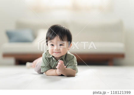 ずりはいする0歳の男の子 ずりはいする0歳の男の子 118121399