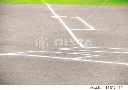 ソフトボールのグラウンドとダブルベース 118121464