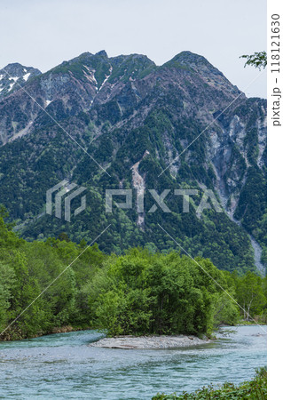 日本 長野県松本市安曇にある山岳景勝地の上高地 新緑に囲まれた梓川と後ろに見える穂高連峰 日本 長野県松本市安曇にある山岳景勝地の上高地 新緑に囲まれた梓川と後ろに見える穂高連峰 118121630