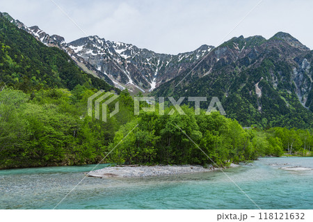 日本 長野県松本市安曇にある山岳景勝地の上高地 新緑に囲まれた梓川と後ろに見える穂高連峰 日本 長野県松本市安曇にある山岳景勝地の上高地 新緑に囲まれた梓川と後ろに見える穂高連峰 118121632