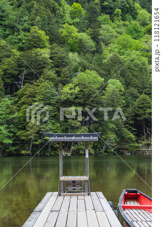 日本　長野県松本市安曇にある山岳景勝地の上高地　穂高神社奥宮神域の明神池にある嶺宮遥拝所 118121654