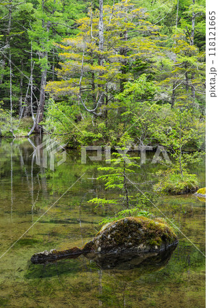 日本 長野県松本市安曇にある山岳景勝地の上高地 穂高神社奥宮神域の明神池の二之池 日本 長野県松本市安曇にある山岳景勝地の上高地 穂高神社奥宮神域の明神池の二之池 118121665