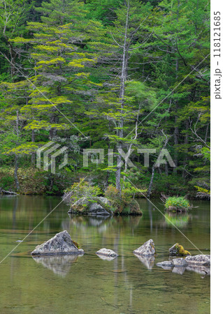 日本 長野県松本市安曇にある山岳景勝地の上高地 穂高神社奥宮神域の明神池の二之池 日本 長野県松本市安曇にある山岳景勝地の上高地 穂高神社奥宮神域の明神池の二之池 118121685