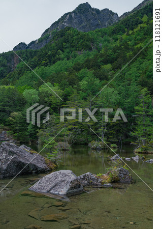 日本 長野県松本市安曇にある山岳景勝地の上高地 穂高神社奥宮神域の明神池の二之池 日本 長野県松本市安曇にある山岳景勝地の上高地 穂高神社奥宮神域の明神池の二之池 118121691