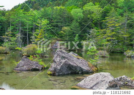 日本 長野県松本市安曇にある山岳景勝地の上高地 穂高神社奥宮神域の明神池の二之池 日本 長野県松本市安曇にある山岳景勝地の上高地 穂高神社奥宮神域の明神池の二之池 118121692