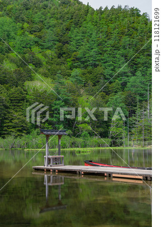 日本 長野県松本市安曇にある山岳景勝地の上高地 穂高神社奥宮神域の明神池にある嶺宮遥拝所 日本 長野県松本市安曇にある山岳景勝地の上高地 穂高神社奥宮神域の明神池にある嶺宮遥拝所 118121699