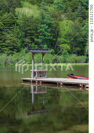 日本　長野県松本市安曇にある山岳景勝地の上高地　穂高神社奥宮神域の明神池にある嶺宮遥拝所 118121700
