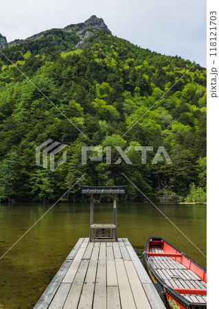 日本　長野県松本市安曇にある山岳景勝地の上高地　明神池にある嶺宮遥拝所と後ろに見える明神岳 118121703
