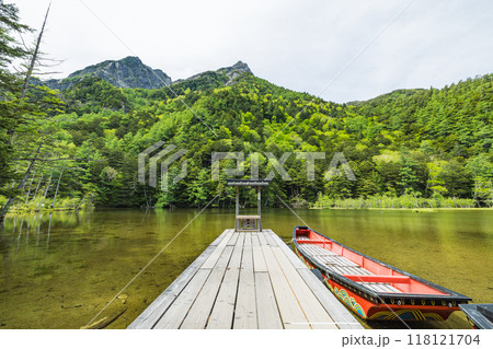 日本　長野県松本市安曇にある山岳景勝地の上高地　明神池にある嶺宮遥拝所と後ろに見える明神岳 118121704