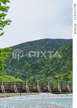 日本 長野県松本市安曇にある山岳景勝地の上高地 新緑に囲まれた梓川に架かる明神橋 日本 長野県松本市安曇にある山岳景勝地の上高地 新緑に囲まれた梓川に架かる明神橋 118121706