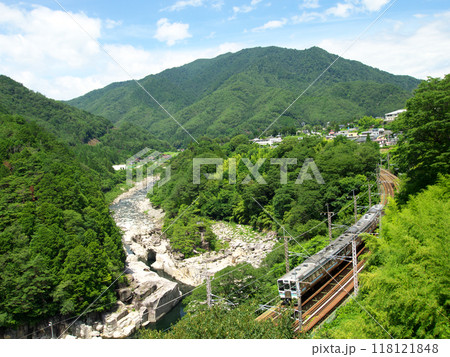 寝覚の床と新緑の中を走る電車 118121848