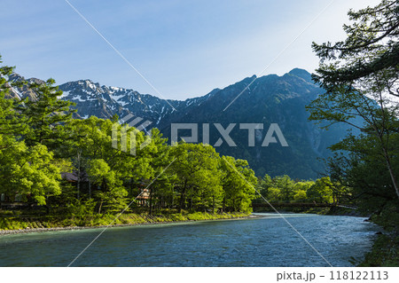 日本　長野県松本市安曇にある山岳景勝地の上高地　梓川に架かる河童橋と後ろに見える穂高連峰 118122113