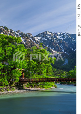 日本　長野県松本市安曇にある山岳景勝地の上高地　梓川に架かる河童橋と後ろに見える穂高連峰 118122119