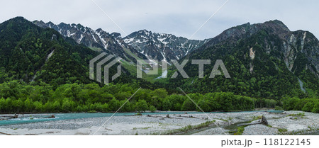 日本 長野県松本市安曇にある山岳景勝地の上高地 新緑に囲まれた梓川と後ろに見える穂高連峰 日本 長野県松本市安曇にある山岳景勝地の上高地 新緑に囲まれた梓川と後ろに見える穂高連峰 118122145